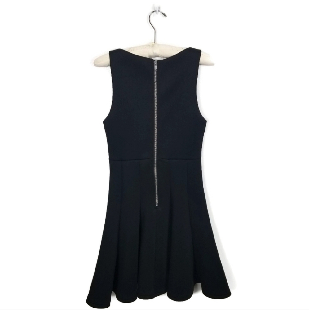 MINKPINK by Revolve flared sleeveless v- neck black mini skater dress. Size M - Picture 4 of 8